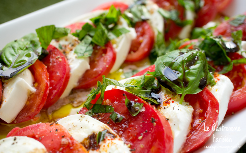 Accord met et vin avec une salade de tomate mozzarella